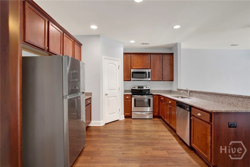 Image 7 of property listing at 20 Kepler Loop, Richmond Hill, GA 31324