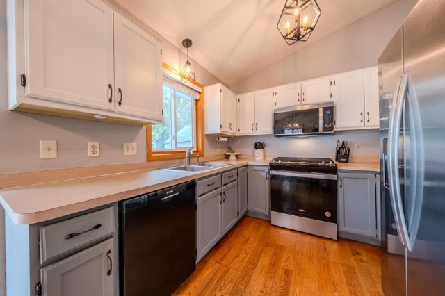 7685 Upper 45th Street N, Oakdale, MN 55128