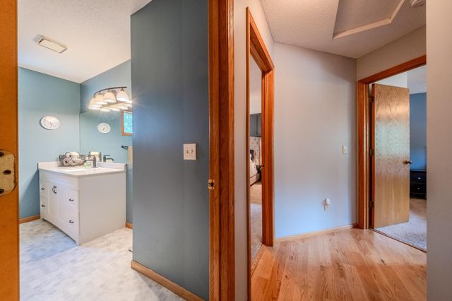 7685 Upper 45th Street N, Oakdale, MN 55128