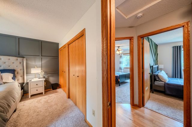7685 Upper 45th Street N, Oakdale, MN 55128
