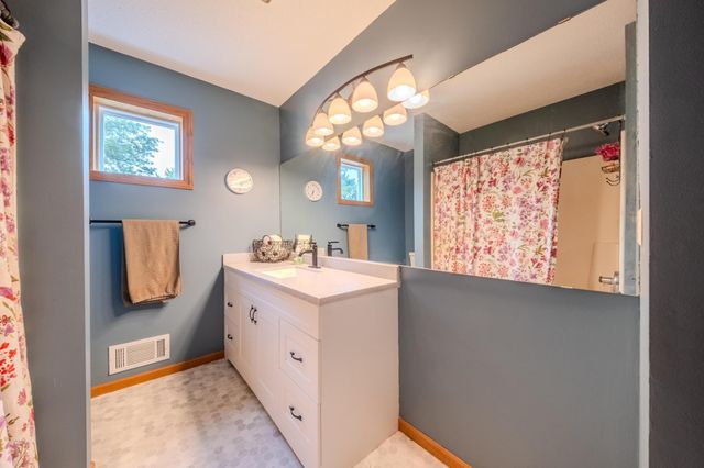 7685 Upper 45th Street N, Oakdale, MN 55128