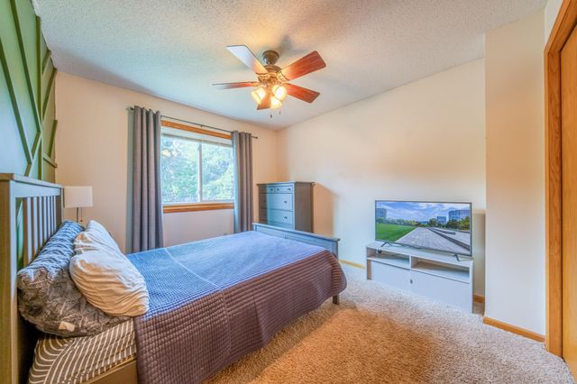 7685 Upper 45th Street N, Oakdale, MN 55128