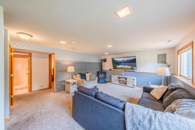 7685 Upper 45th Street N, Oakdale, MN 55128
