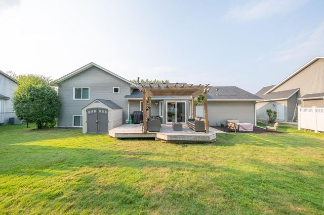7685 Upper 45th Street N, Oakdale, MN 55128