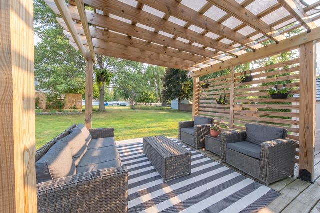7685 Upper 45th Street N, Oakdale, MN 55128