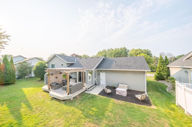 7685 Upper 45th Street N, Oakdale, MN 55128