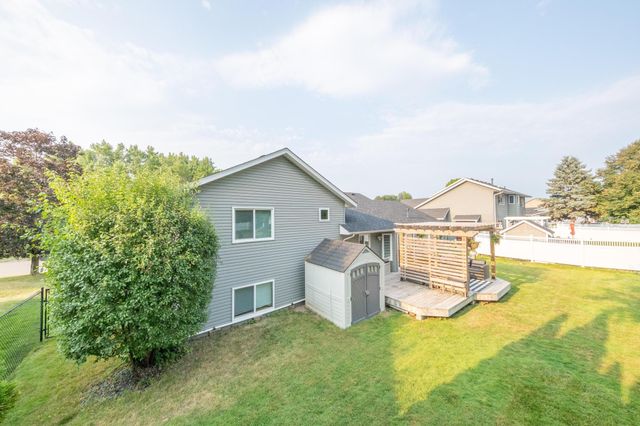7685 Upper 45th Street N, Oakdale, MN 55128