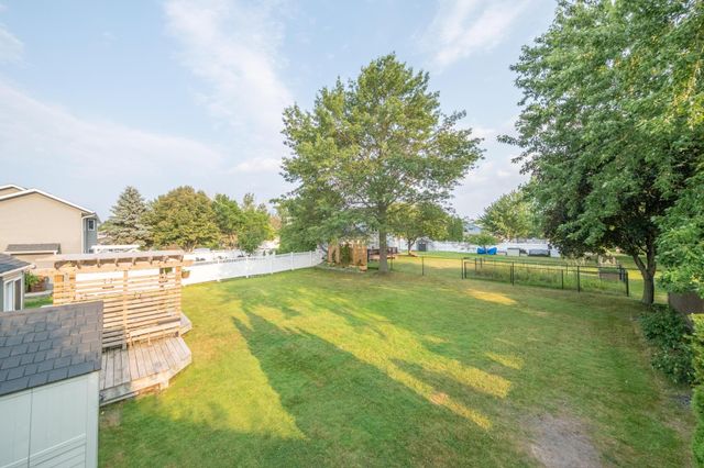 7685 Upper 45th Street N, Oakdale, MN 55128