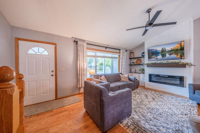 7685 Upper 45th Street N, Oakdale, MN 55128