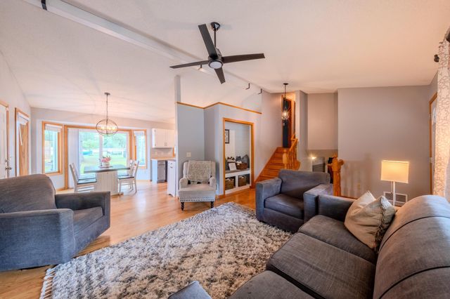 7685 Upper 45th Street N, Oakdale, MN 55128