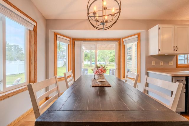 7685 Upper 45th Street N, Oakdale, MN 55128