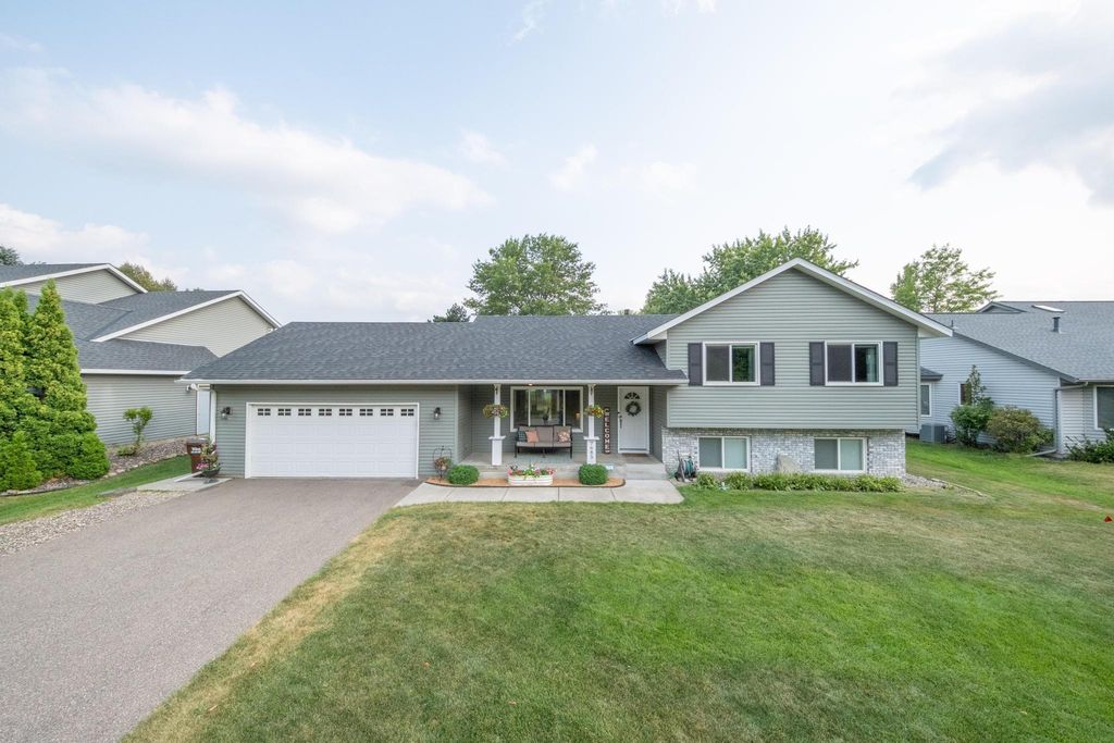 7685 Upper 45th Street N, Oakdale, MN 55128