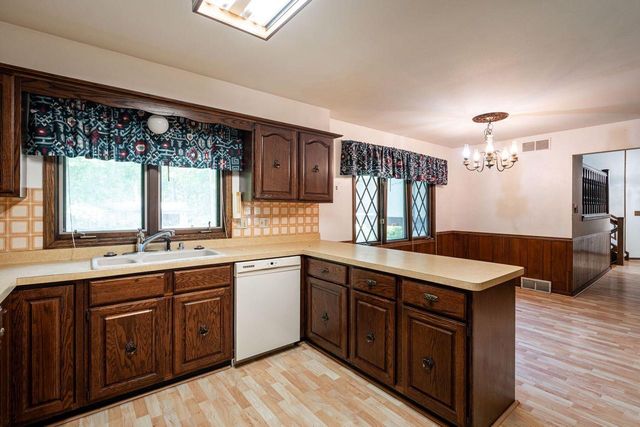 2542 W Wending DRIVE, Glendale, WI 53209