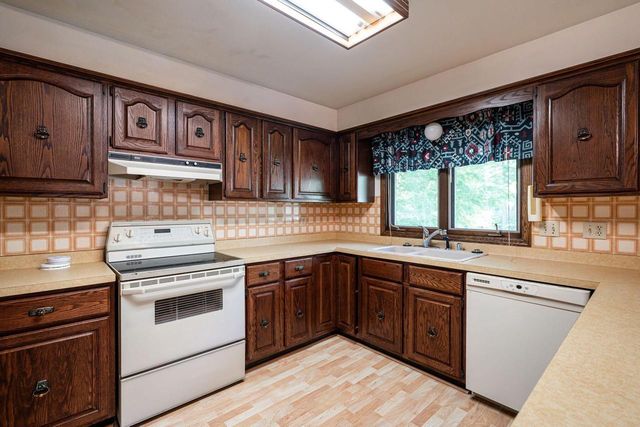 2542 W Wending DRIVE, Glendale, WI 53209