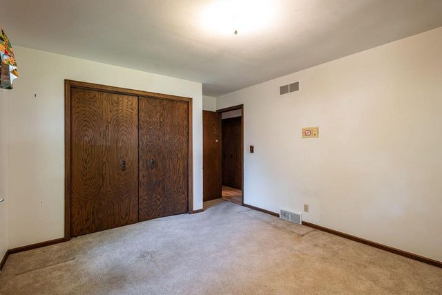 2542 W Wending DRIVE, Glendale, WI 53209