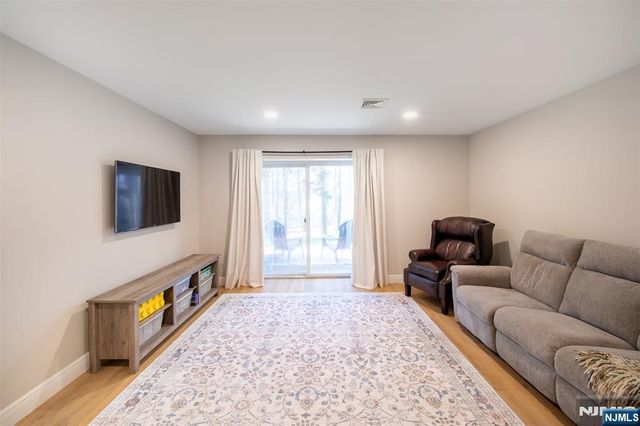 111 Lakeview Drive, Old Tappan, NJ 07675