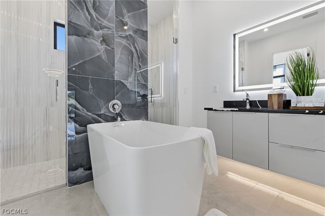 2402 Everest PKWY, Cape Coral, FL 33904