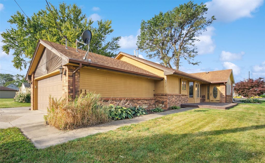 1915 Locust Street, Granger, IA 50109