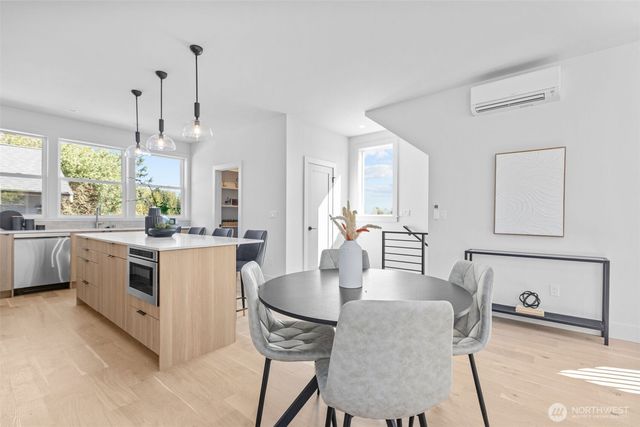 7350 22nd Avenue NW, Seattle, WA 98117