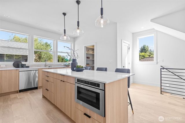 7350 22nd Avenue NW, Seattle, WA 98117