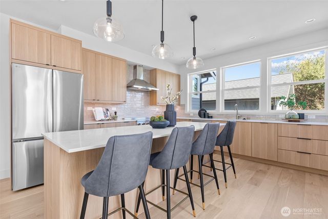 7350 22nd Avenue NW, Seattle, WA 98117