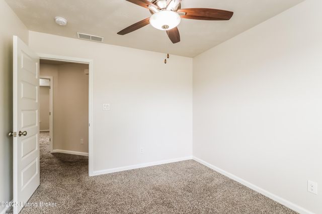 6106 Larkgrove Dr, Louisville, KY 40229