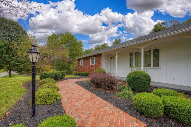 626 Rainbow Drive NW, Lancaster, OH 43130