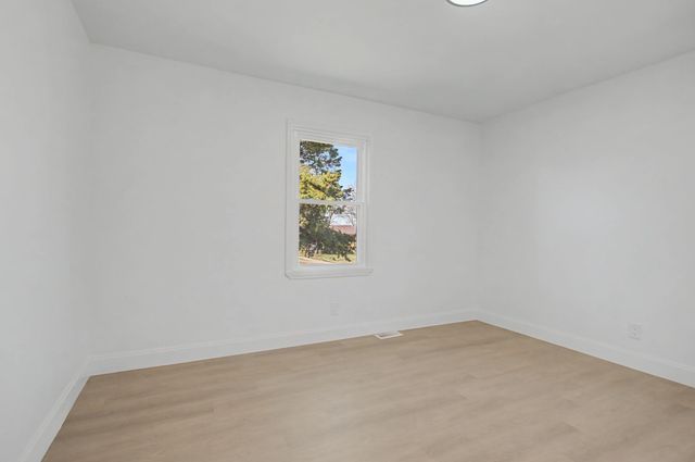 131 Lakeside Dr, Columbia, TN 38401