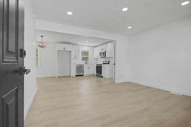 131 Lakeside Dr, Columbia, TN 38401