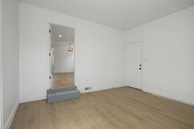 131 Lakeside Dr, Columbia, TN 38401