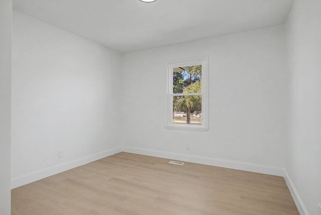 131 Lakeside Dr, Columbia, TN 38401