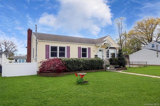 821 10th Street, West Babylon, NY 11704