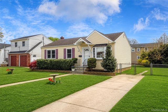 821 10th Street, West Babylon, NY 11704