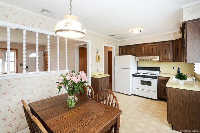 821 10th Street, West Babylon, NY 11704