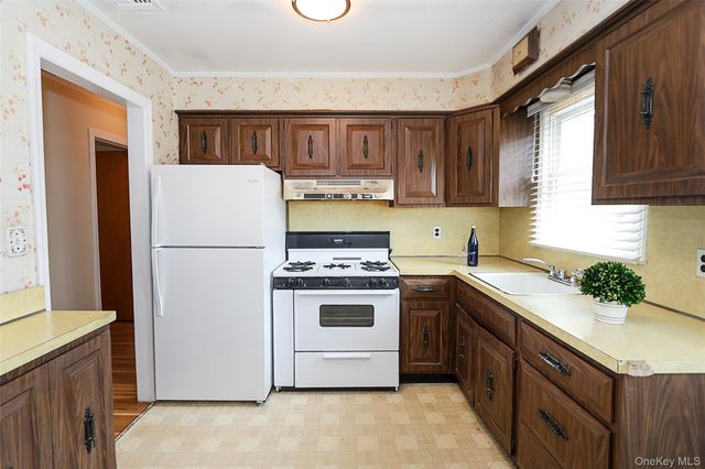821 10th Street, West Babylon, NY 11704