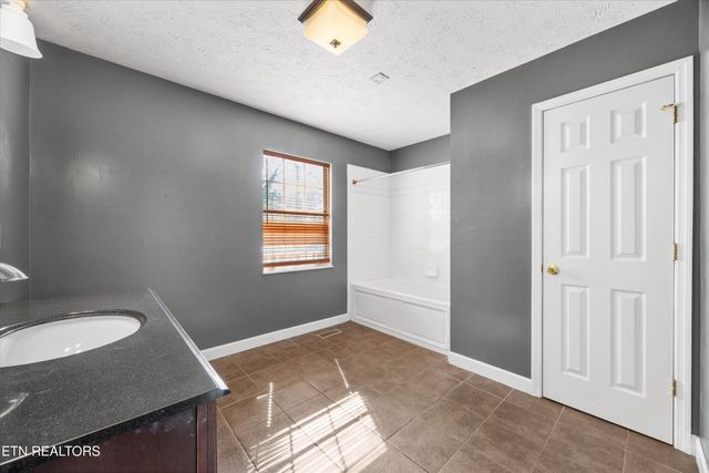 524 Emerald Ave, Kodak, TN 37764