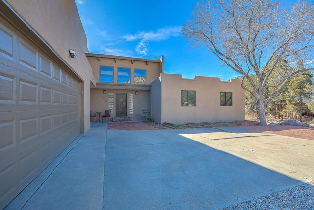 906 Tramway Lane NE, Albuquerque, NM 87122