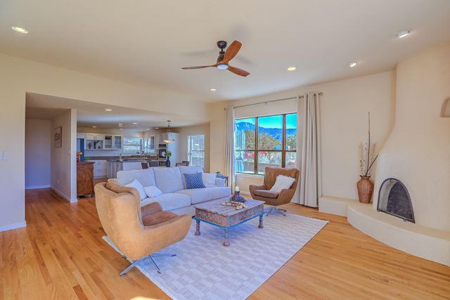 906 Tramway Lane NE, Albuquerque, NM 87122