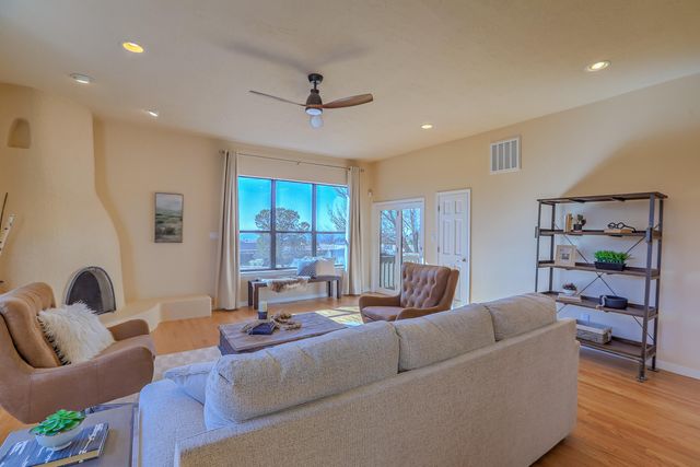 906 Tramway Lane NE, Albuquerque, NM 87122