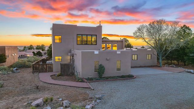 906 Tramway Lane NE, Albuquerque, NM 87122