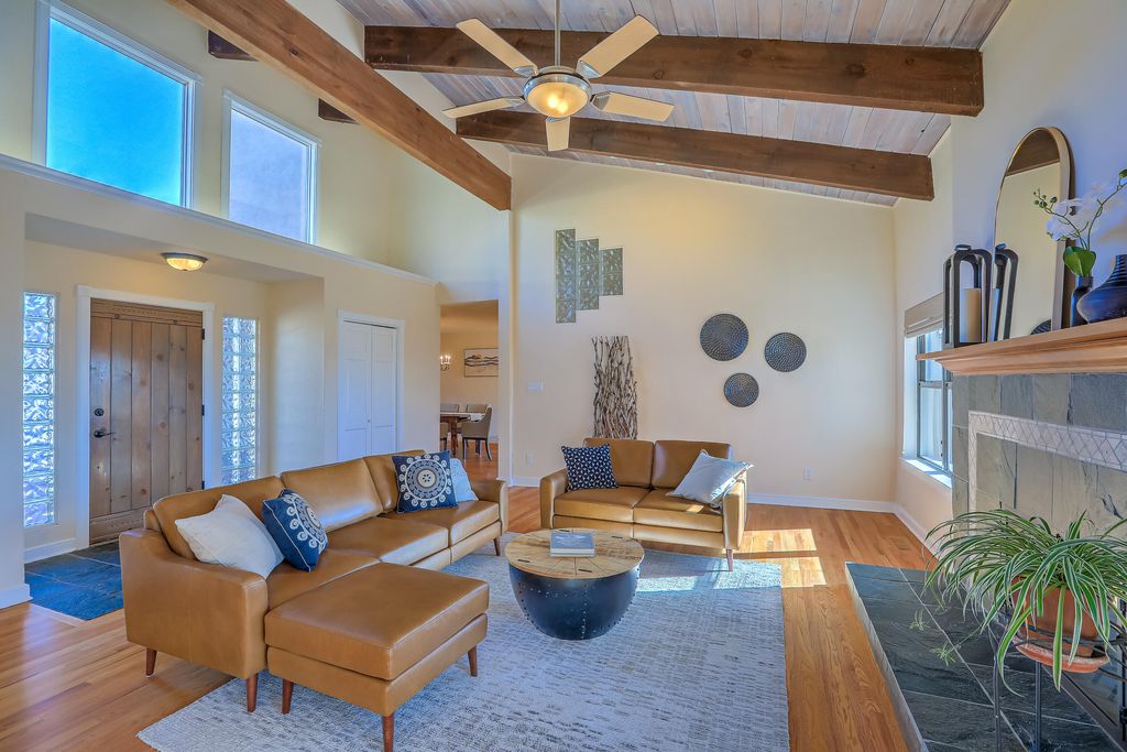 Image 12 of property listing at 906 Tramway Lane NE, Albuquerque, NM 87122