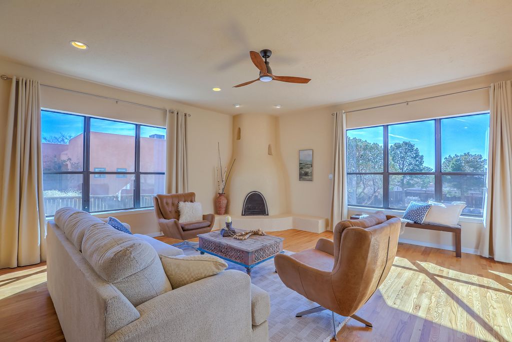 Image 14 of property listing at 906 Tramway Lane NE, Albuquerque, NM 87122