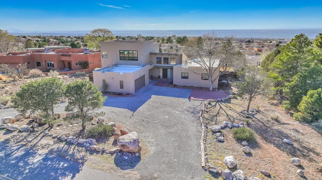 Image 2 of property listing at 906 Tramway Lane NE, Albuquerque, NM 87122