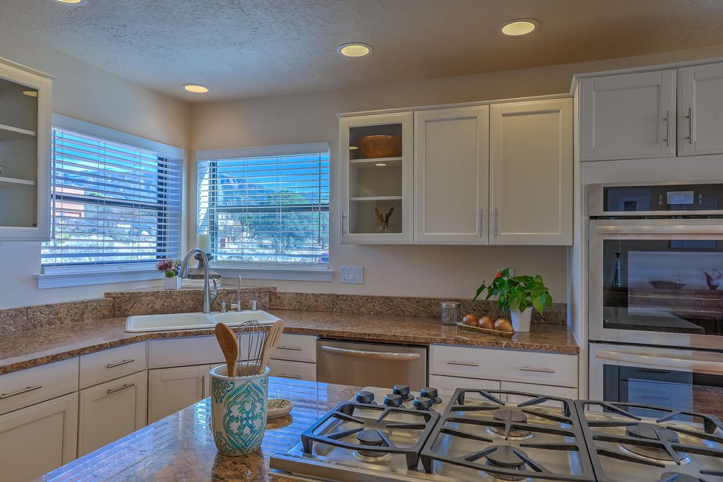 Image 22 of property listing at 906 Tramway Lane NE, Albuquerque, NM 87122