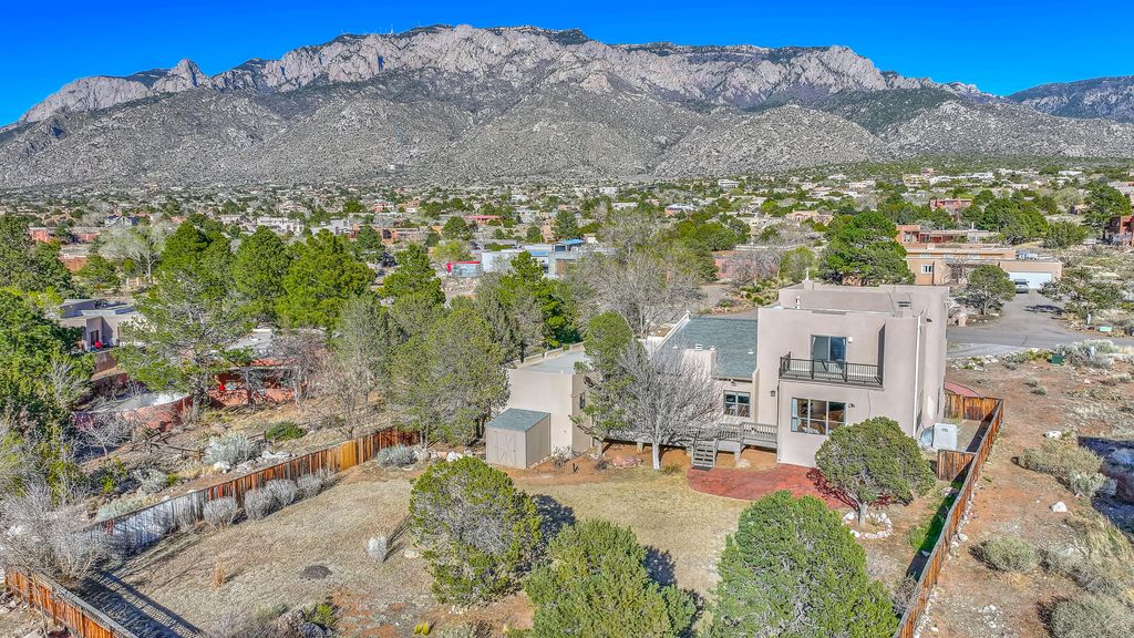 Image 3 of property listing at 906 Tramway Lane NE, Albuquerque, NM 87122