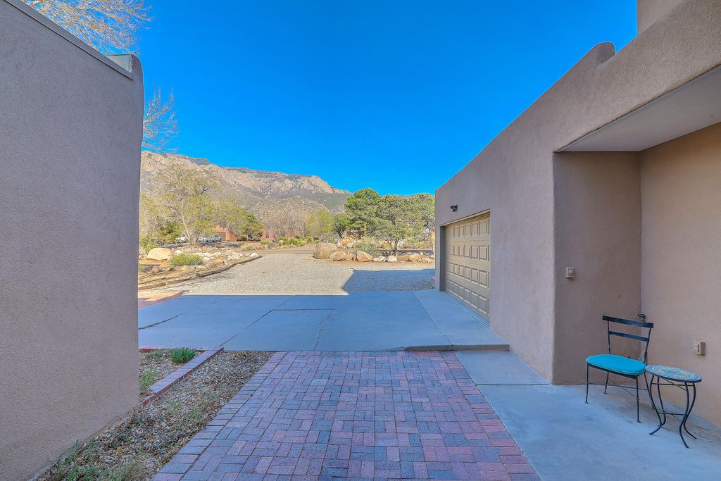 Image 6 of property listing at 906 Tramway Lane NE, Albuquerque, NM 87122