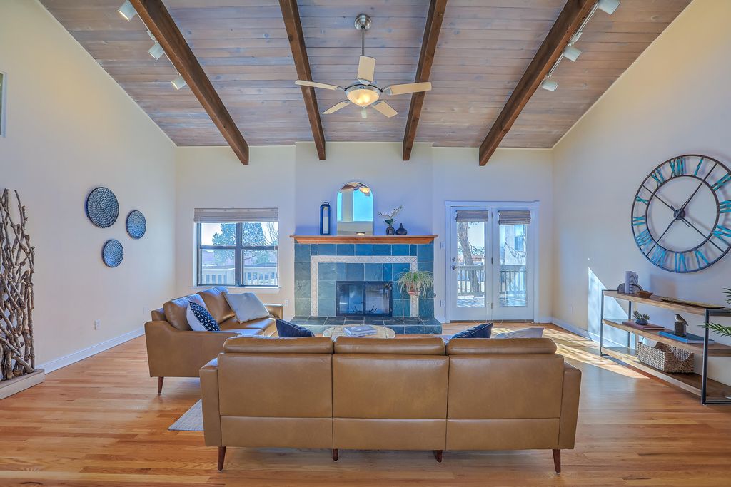 Image 8 of property listing at 906 Tramway Lane NE, Albuquerque, NM 87122