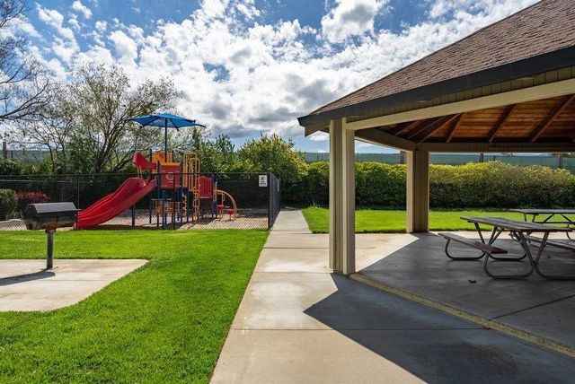 801 Nash Road B10, Hollister, CA 95023