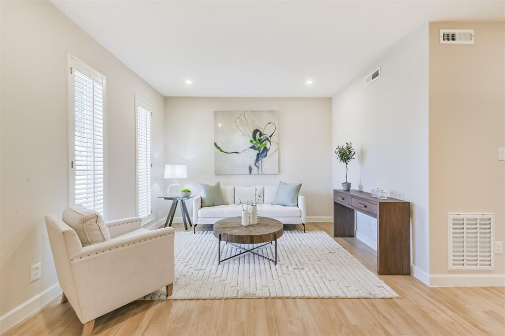 1300 Augusta Drive 24, Houston, TX 77057