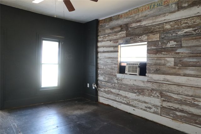 204 Taylor Street, Bowie, TX 76230